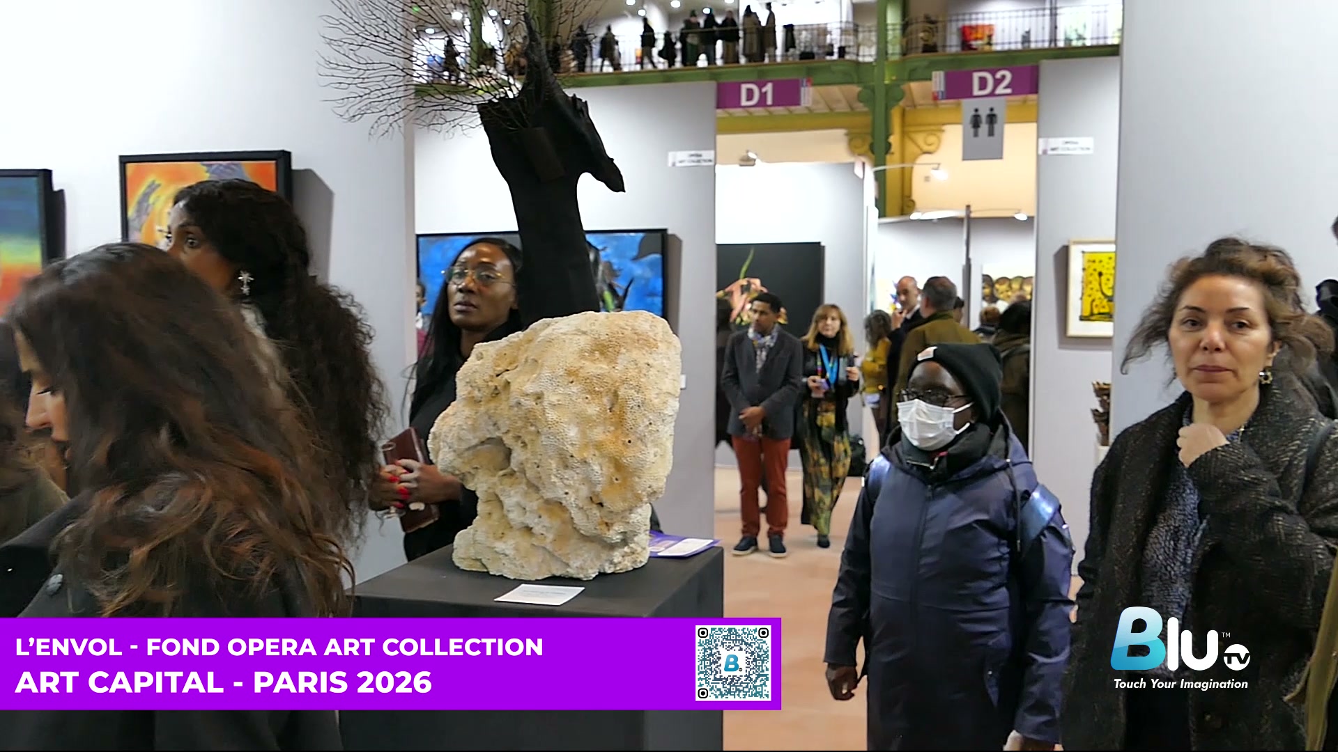 Visiteurs dans les allées du salon