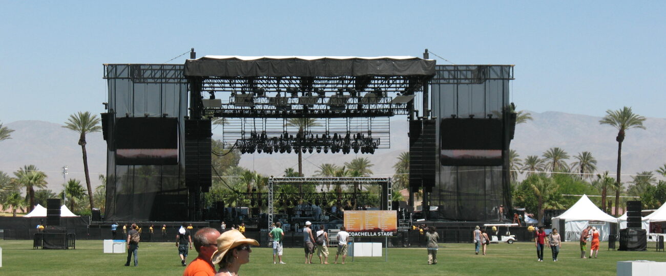 Solidays 2026 — La scène principale de l’Hippodrome de Longchamp se prépare pour trois jours de concerts et de mobilisation solidaire. © Wikimedia Commons — Public Domain.