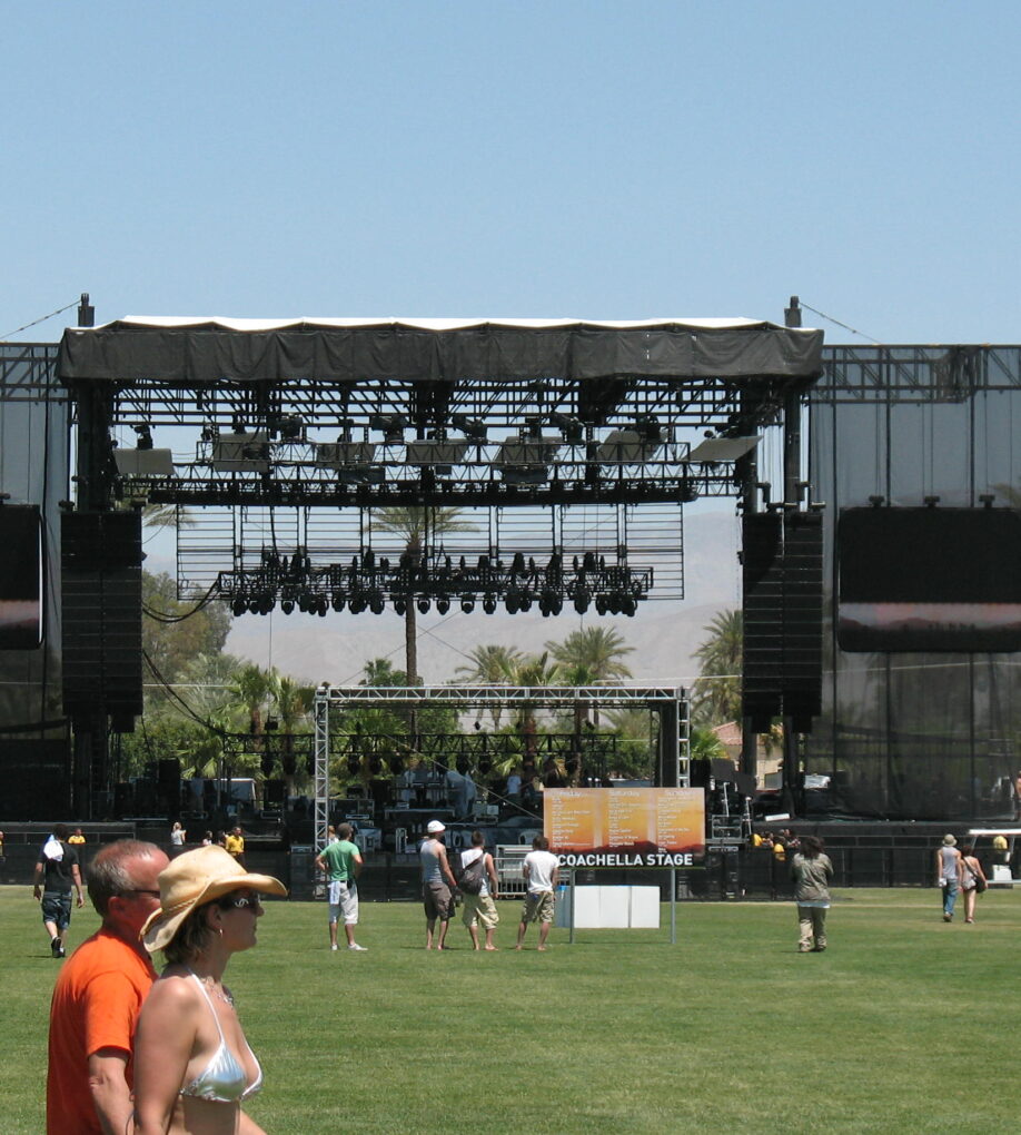 Solidays 2026 — La scène principale de l’Hippodrome de Longchamp se prépare pour trois jours de concerts et de mobilisation solidaire. © Wikimedia Commons — Public Domain.
