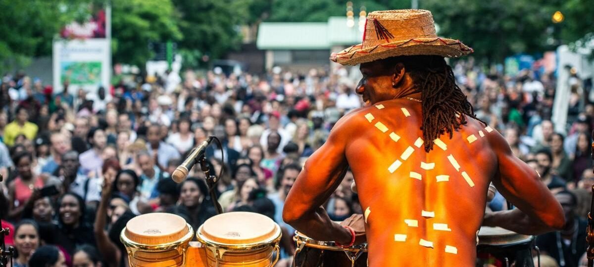 Festival AfroMonde 2026 Montreal – photo live percussionniste afro descendant (crédit Vieux-Port de Montréal)