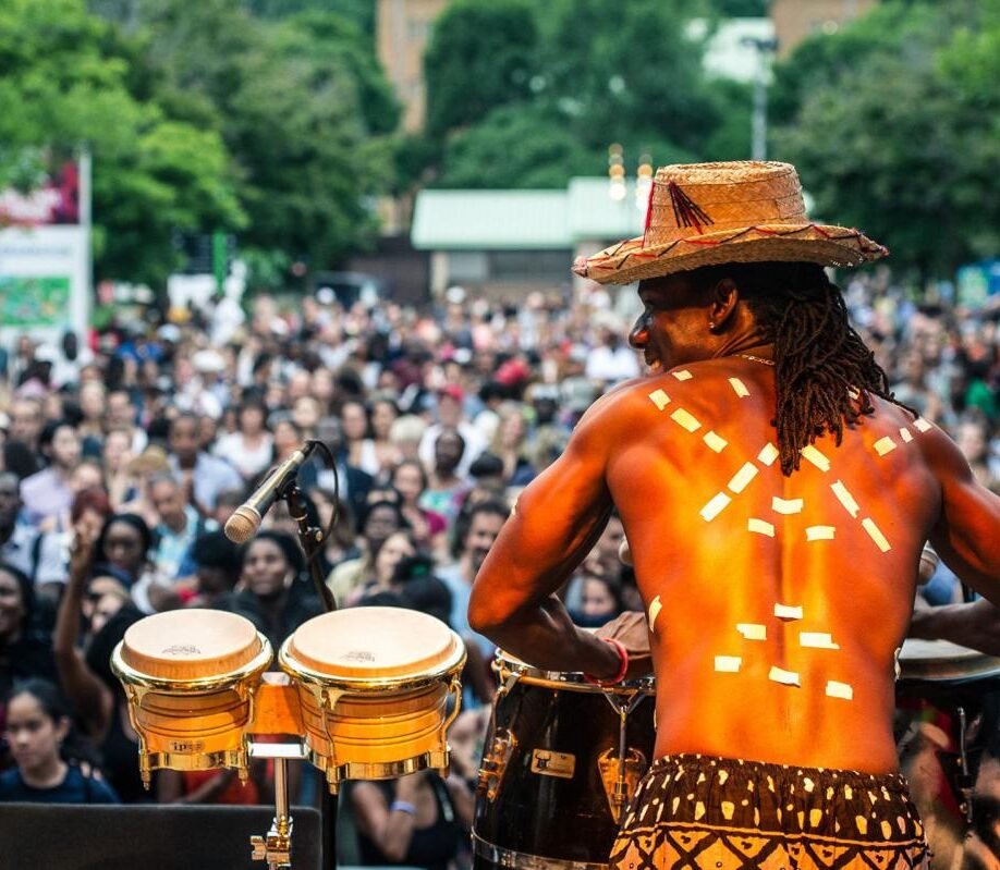 Festival AfroMonde 2026 Montreal – photo live percussionniste afro descendant (crédit Vieux-Port de Montréal)